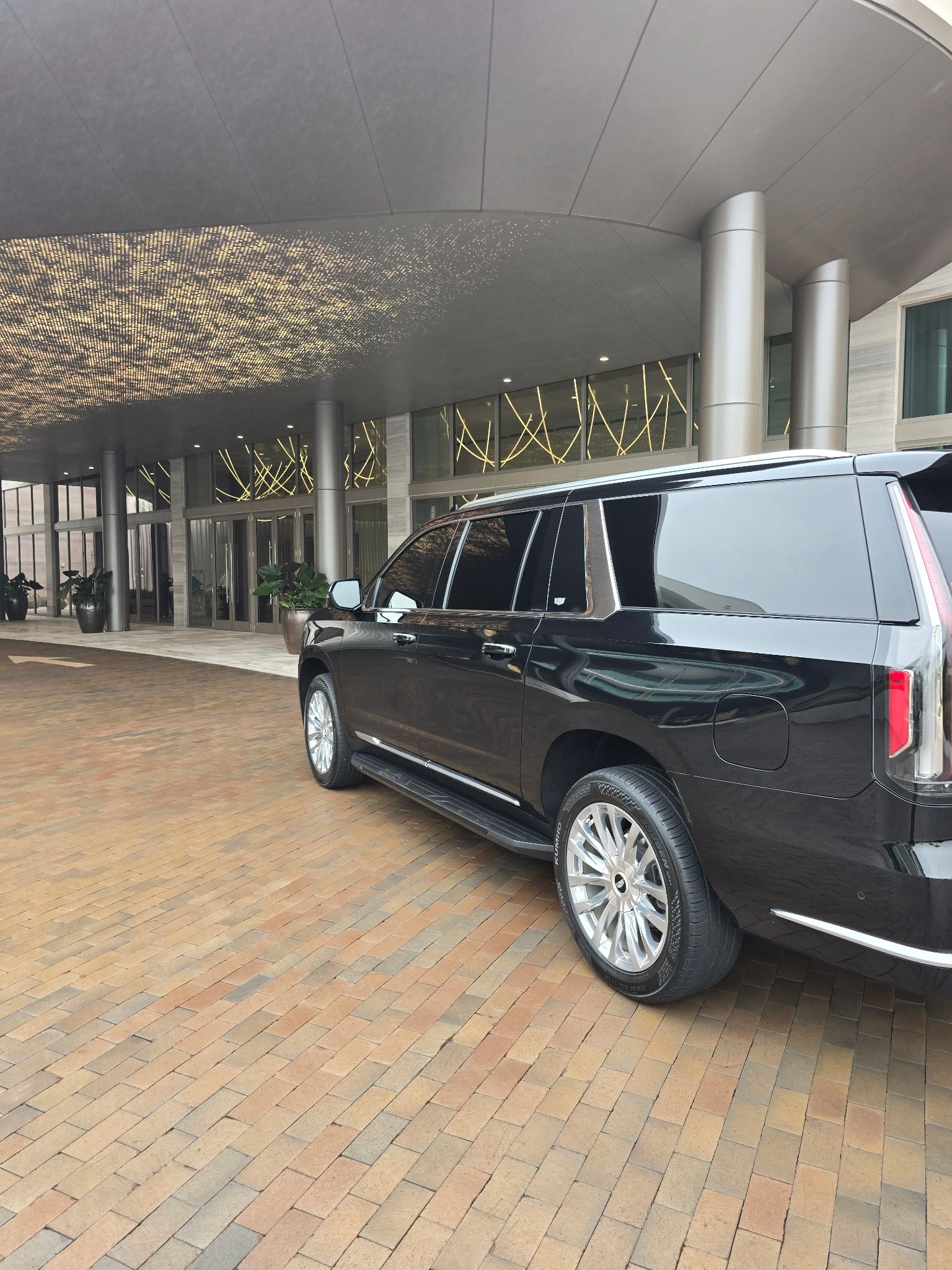 executive-arrival-cadillac-escalade-hotel-entrance.jpg